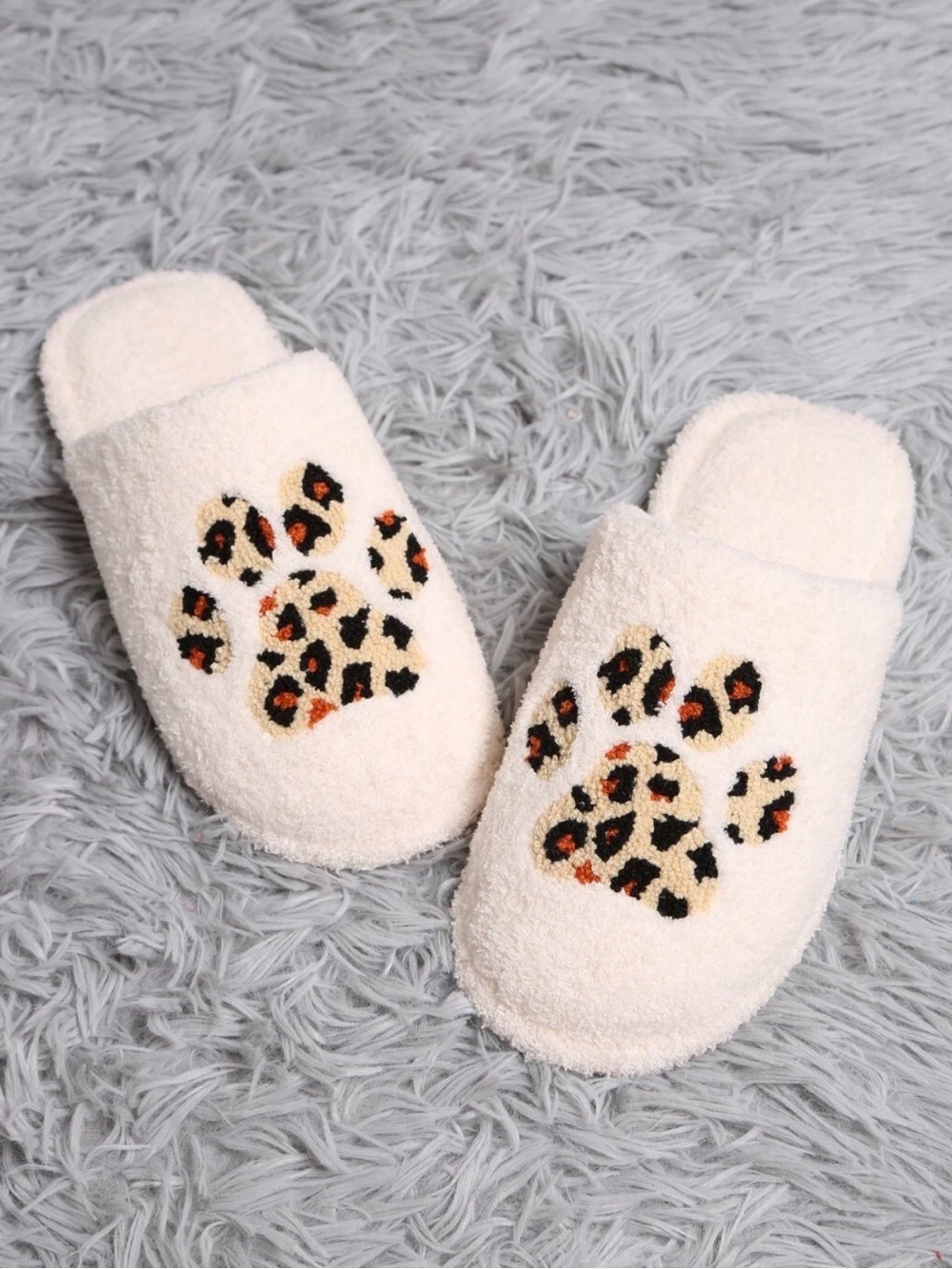 NWOT Women's Comfy Luxe Cozy Cream Leopard Paw Plush Slippers Size 6-8